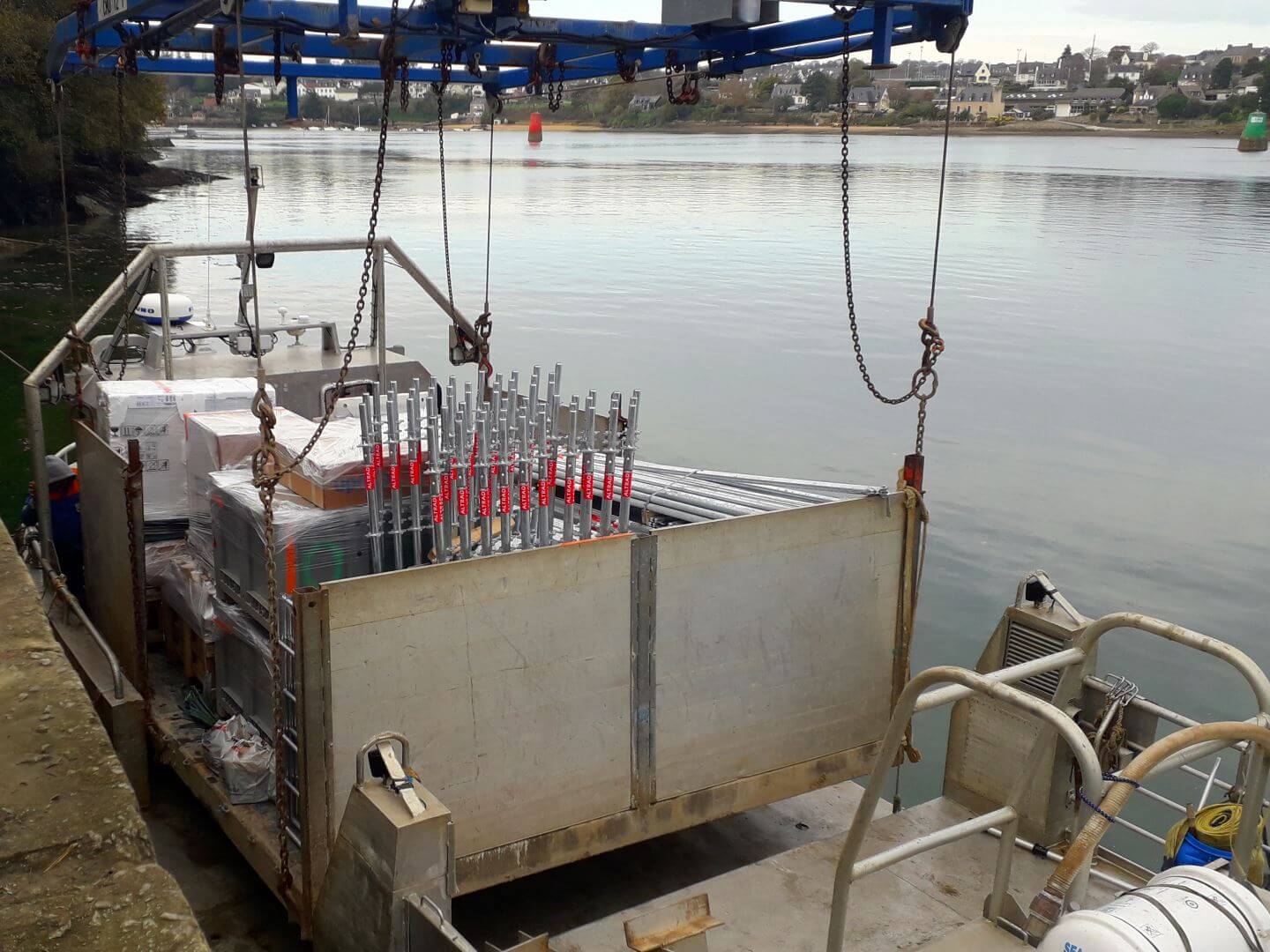 Barge-pour-transport--fret-maritime-Bréhat-Services en charge