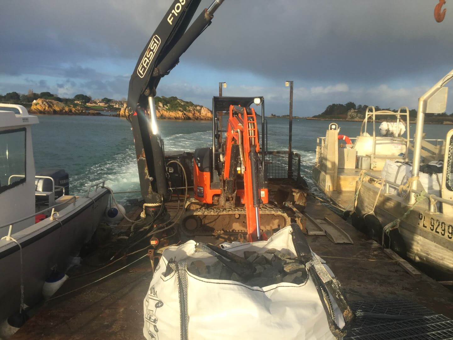 Ponton tracté par la barge et le Dervinis