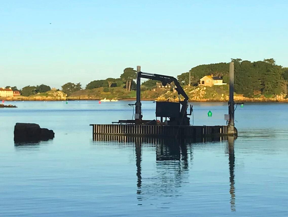 Ponton pour travaux maritimes baie de la Corderie