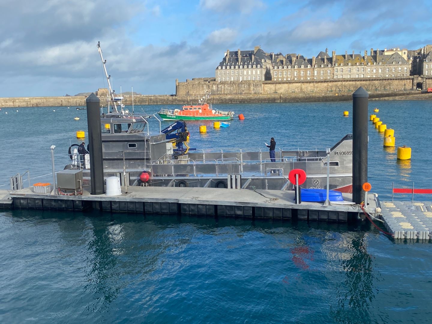 Barge de transport de fret et travaux maritimes - Vue en perspective